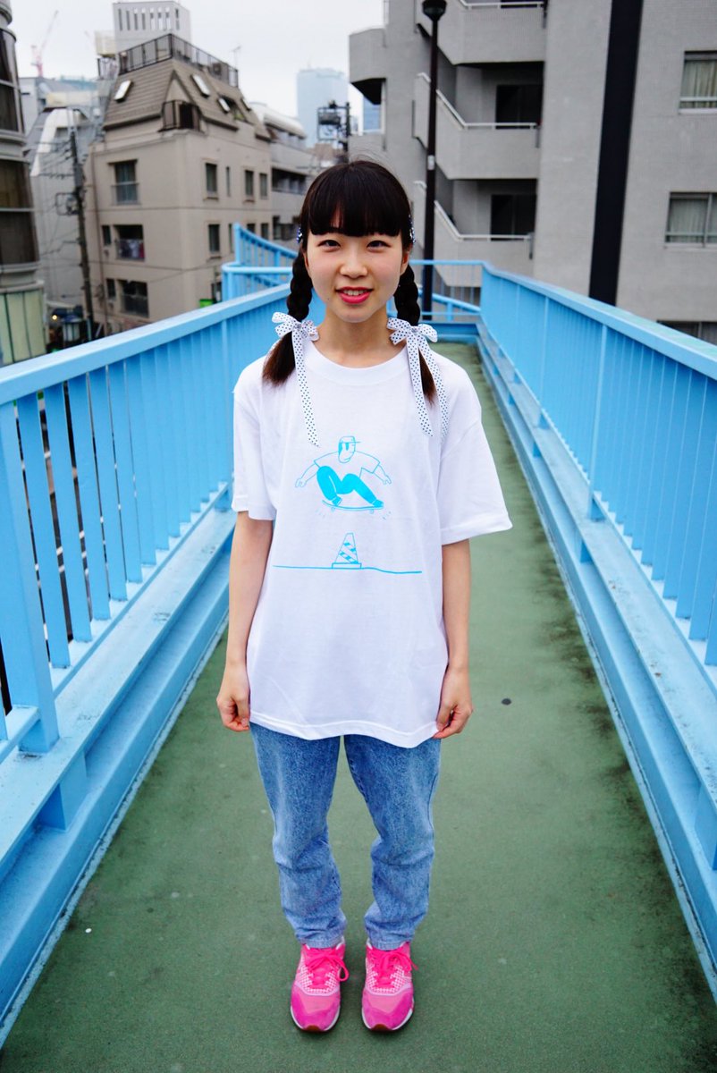 44nollie 夏にピッタシ涼しげなプリントtシャツがついに販売開始 スケートgeekにはもってこいのゆるゆるな縦コーンオーリーを決めるピープルイラストです T Co Iwjki0vuu4 Baseec サブカル イラスト スケボー イラストレーター