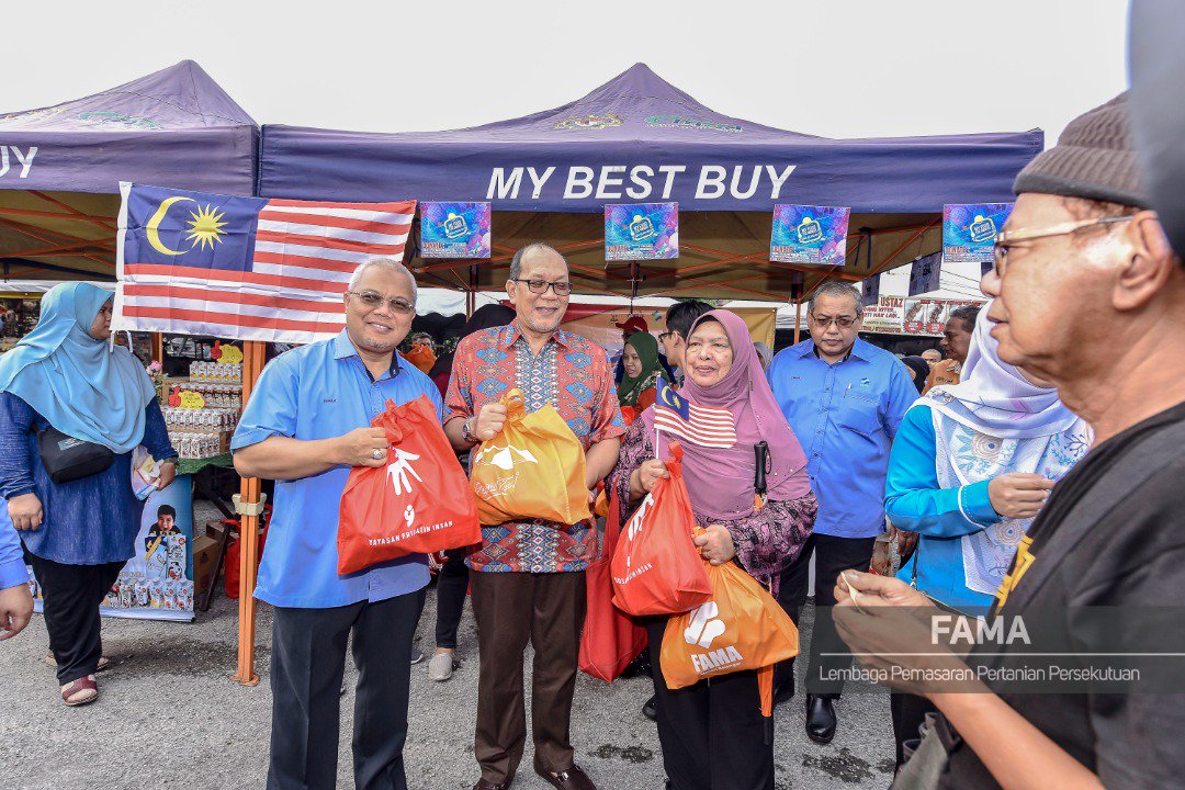 FAMA_Malaysia's tweet photo. Bazaar Peduli Rakyat di Dataran Hidayah, Kampung Pandan hari ini dirasmikan oleh Exco Pertanian.

 Sempena program ini turut diadakan program #myfoodforummah #famaprihatin #jomkongsirezeki. https://t.co/T21ad8v50U