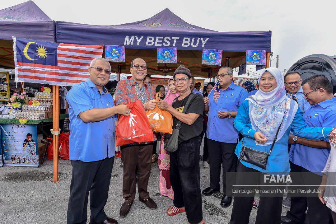 FAMA_Malaysia's tweet photo. Bazaar Peduli Rakyat di Dataran Hidayah, Kampung Pandan hari ini dirasmikan oleh Exco Pertanian.

 Sempena program ini turut diadakan program #myfoodforummah #famaprihatin #jomkongsirezeki. https://t.co/T21ad8v50U