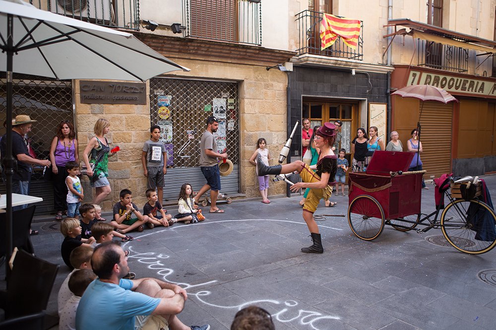 GiraCirc's tweet photo. En 5 minuts podreu beure l'espectacle TRI-CIRC de @CirquetConfetti a l'escenari Trapezi. Un espectacle itinerant!

més info a https://t.co/UT6Ydh1oLd

Us animem a veure'l!
#Giracirc2019 #Giracirc #Collsuspina #circ https://t.co/qk1mFLB77f