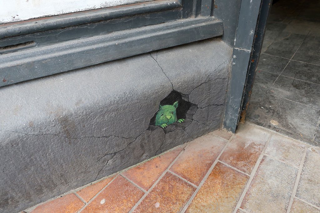 davidzinn_art's tweet photo. Lucy's current mood: inertia. #streetart #sidewalkchalk #anamorphic #holemonster #hesitationisalifestyle https://t.co/wSWfJcsldj