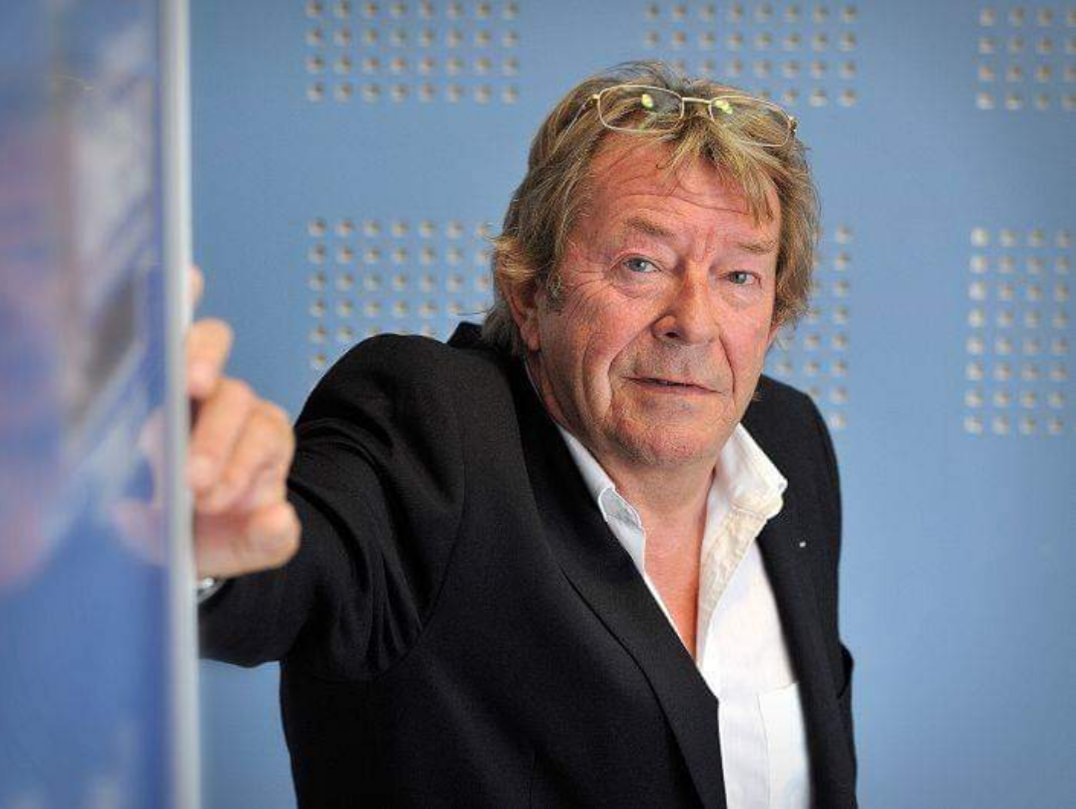 Versailles_TUH's tweet photo. 🏴 Triste disparition. Toutes nos pensées aux proches et à la famille de #MicheldeDecker L'écrivain s'en est allé rejoindre La Pompadour et la Du Barry mais gardera cette fois toutes les anecdotes croustillantes qu'il racontait au micro de @bernstephane dans @secretshistoire RIP https://t.co/P6mB6vauQY