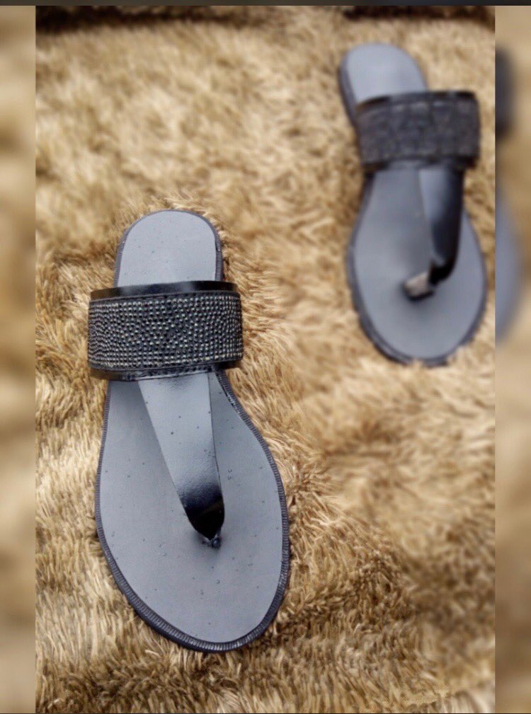 Mila_Essentials's tweet photo. Blavk leather blavk stone leather= eye popping, comfy, summer slippers
Goes for 5500, available in black and in size,5 sizes, size 38-42
#blackslides #blackstone #femaleslipper #augustsummer #comfy https://t.co/TPZP0n7k2W