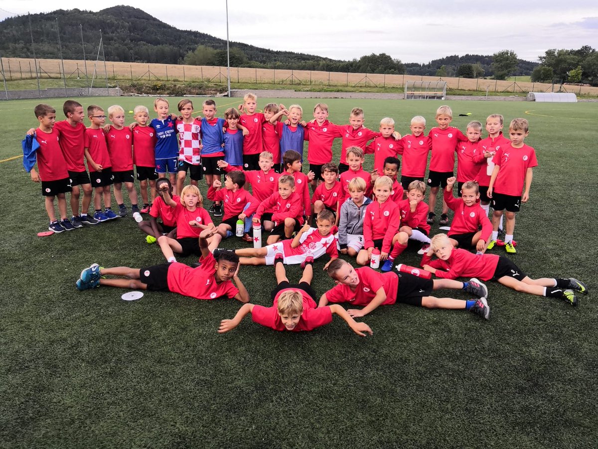 slaviamladez's tweet photo. 🔴⚪ Kategorie U8 a U9 vyrazily společně na soustředění do Heřmanic v Podještědí. Tímto jako nejmladší kategorie, které vyjíždějí na svá soustředění mimo Prahu, uzavírají celý kruh přípravných kempů na novou sezonu 🤙
#SKSU8 #SKSU9 #ReadyForNewSeason https://t.co/Gnnb1xGthp