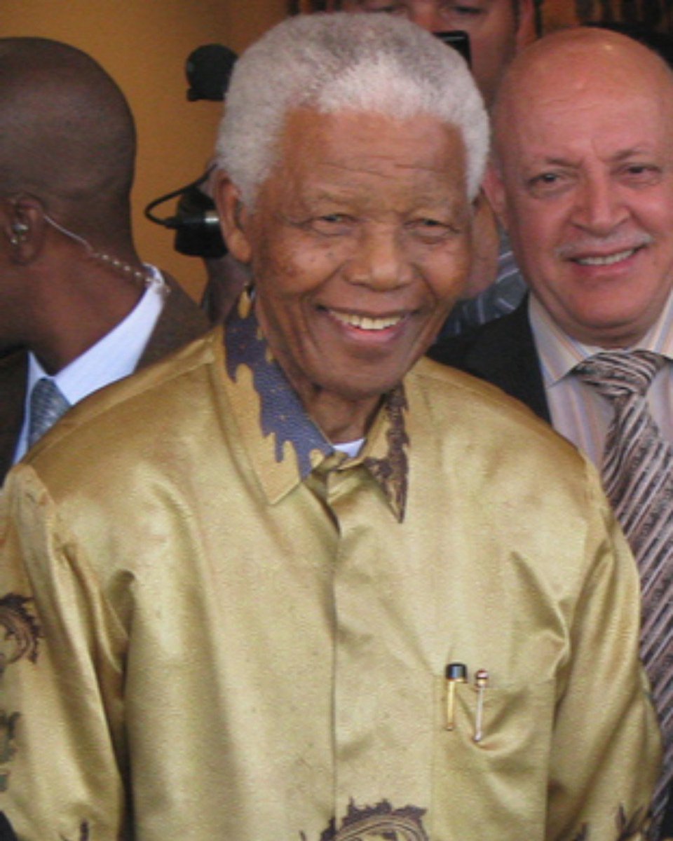 UrbaneMyths's tweet photo. #TheMandelaEffect: #NelsonMandela #died in #prison in the 80s.
#Coined by #FionaBroome in #2009.
Claim: We remember #recorded #history #differently due to #changes in the #timestream &amp; #proves the #existence of #paralleldimensions.
https://t.co/7cIbe6Ycki
#TrueorFalse
#YouDecide https://t.co/QMzkmkZYFE