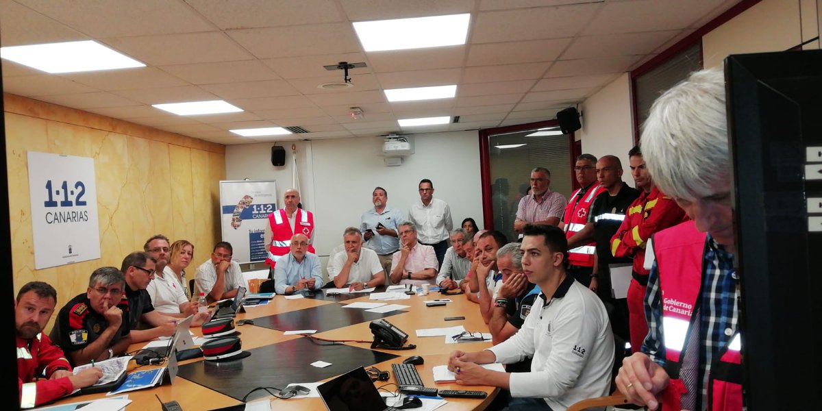 Los servicios de seguridad y emergencia que intervienen en las tareas de extinción del #IFValleseco #IFGranCanaria junto  las diferentes administraciones implicadas se encuentran reunidos valorando el trabajo de los efectivos durante las últimas horas y la evolución del incendio.