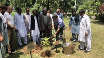 appcsocialmedia's tweet image. #FederalMinister for #PlanningDevelopment and #Reform #MakhdumKhusroBakhtyar initiated #plantation drive by planting a #tree today under the PM’s initiative 

#APPNews #PlantforPakistan #Plant4Pakistan 🌴🌲🌳🌱🇵🇰
#10BillionTreeTsunami #CleanandGreenPAKISTAN