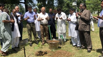 appcsocialmedia's tweet image. #FederalMinister for #PlanningDevelopment and #Reform #MakhdumKhusroBakhtyar initiated #plantation drive by planting a #tree today under the PM’s initiative 

#APPNews #PlantforPakistan #Plant4Pakistan 🌴🌲🌳🌱🇵🇰
#10BillionTreeTsunami #CleanandGreenPAKISTAN