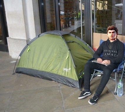 Le_Roquefort's tweet photo. Allez go, je commence ร camper devant le magasin pour choper Shenmue 3 demain.
En plus je suis le premier, la classe ๐
#shenmue3 #shenmue #firstinqueue https://t.co/zme9XUKkXu