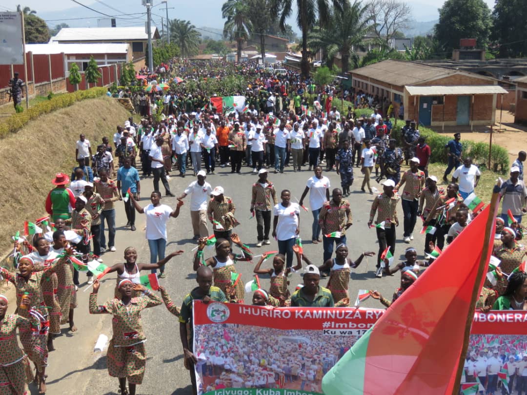 Sindayihebura Rénovat (@sinrenovat) on Twitter photo #Burundi: Dans l'attente des commentaires de <a href="/bbcafrique/">BBC News Afrique</a> <a href="/RFI/">RFI</a> <a href="/dw_francais/">DW Afrique</a> <a href="/rutwesdras/">esdras ndikumana</a>... sur les cérémonies de clôture de la semaine dédiée aux #Imbonerakure du <a href="/CnddFdd/">CNDD-FDD</a>.Il ya plus de 5 ans qu'on tente de nous enterrer vivant mais Dieu aidant, nous sommes toujours là et engagé #Burundi: Dans l'attente des commentaires de <a href="/bbcafrique/">BBC News Afrique</a> <a href="/RFI/">RFI</a> <a href="/dw_francais/">DW Afrique</a> <a href="/rutwesdras/">esdras ndikumana</a>... sur les cérémonies de clôture de la semaine dédiée aux #Imbonerakure du <a href="/CnddFdd/">CNDD-FDD</a>.Il ya plus de 5 ans qu'on tente de nous enterrer vivant mais Dieu aidant, nous sommes toujours là et engagé