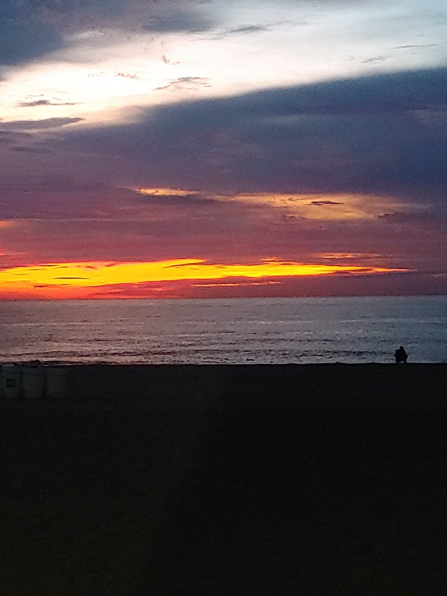 Lisa0212121's tweet photo. Sun rising on virginia beach https://t.co/JyQl0wpzBX