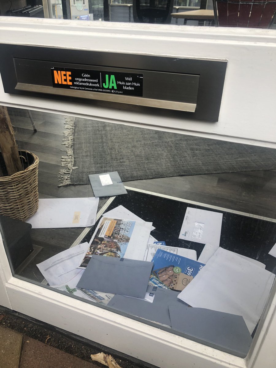 Arkmireille's tweet image. Deze mensen staat wat te wachten wanneer ze terug zijn van vakantie #blauweenvelop #transparant #kubus