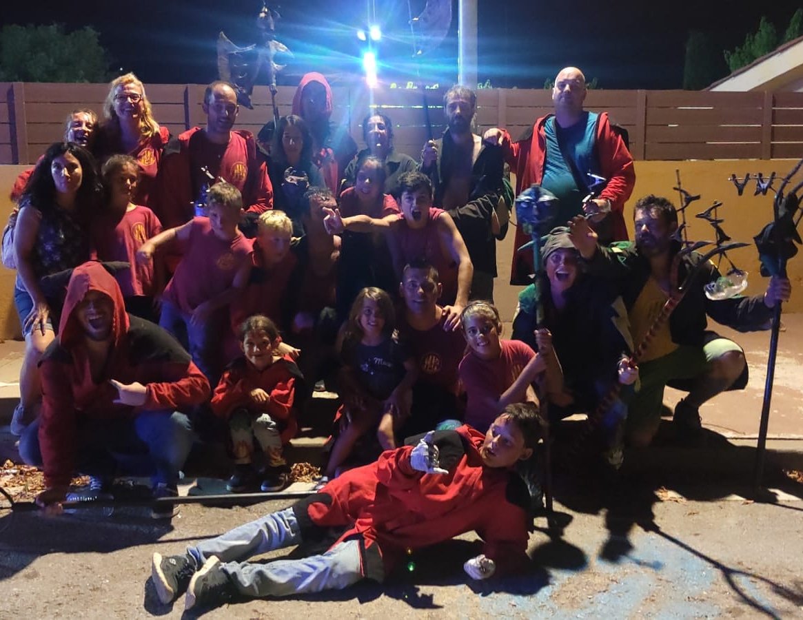 Diablesderipoll's tweet photo. Foto de familia al #correfoc de #SantVicençDeMontalt amb els #DiablesDeCaldesDestrach #Diables #Tabalers #Ripoll #Foc #Bestiari #CulturaPopular https://t.co/7qz2j0Kw3z