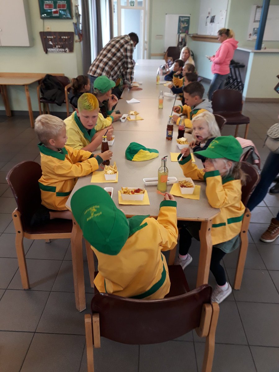 GansHoevenen's tweet image. Ruiters #MiniGans #Hoevenen schuiven aan voor een flink maaltijd #ganzenrijden