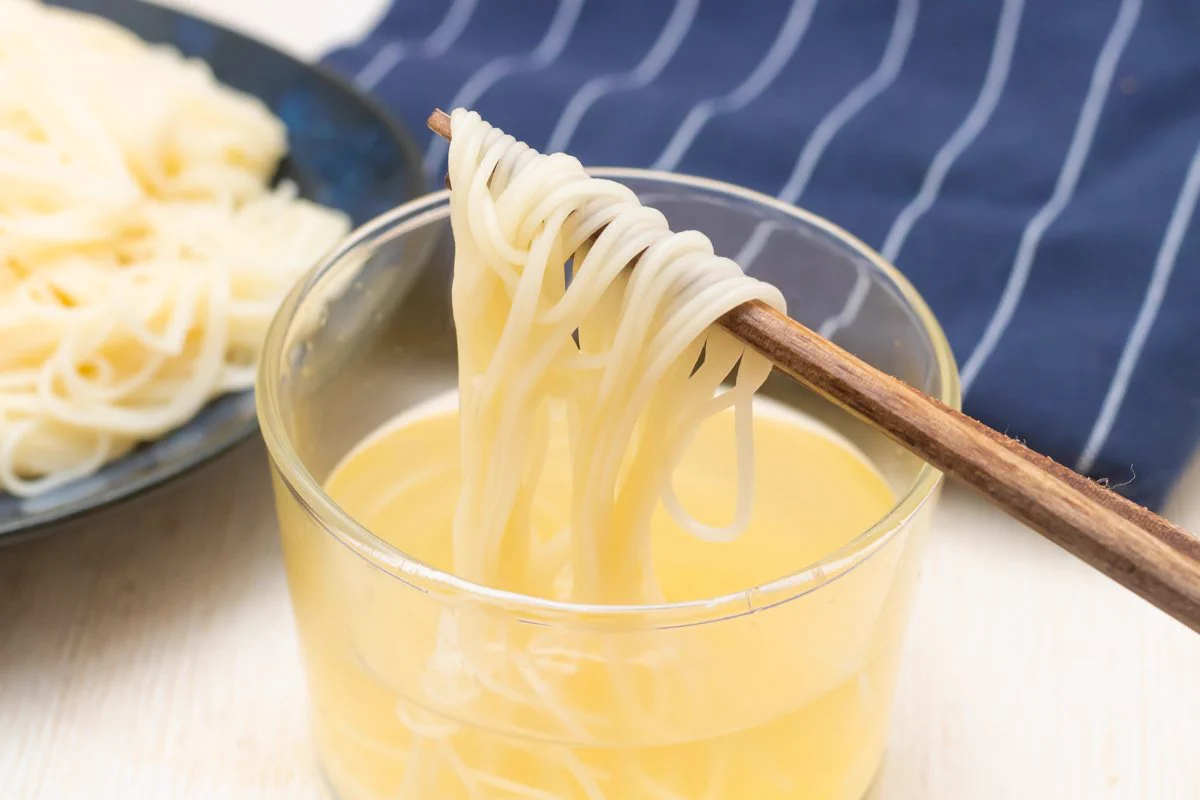 「れもん出汁そうめん」暑くて食欲がないときにぜひお試しください。さわやかで食べやすそうな料理は夏バテの味方ですね。