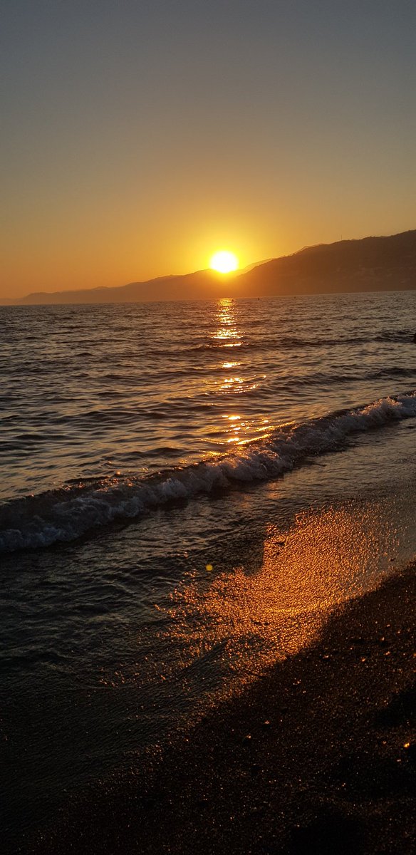 cynsreading's tweet photo. ayer hice estas fotos bonitas de la puesta de sol y me parecia un delito no dejarlas por aquí🌅🧡 https://t.co/13iS7dCFmd