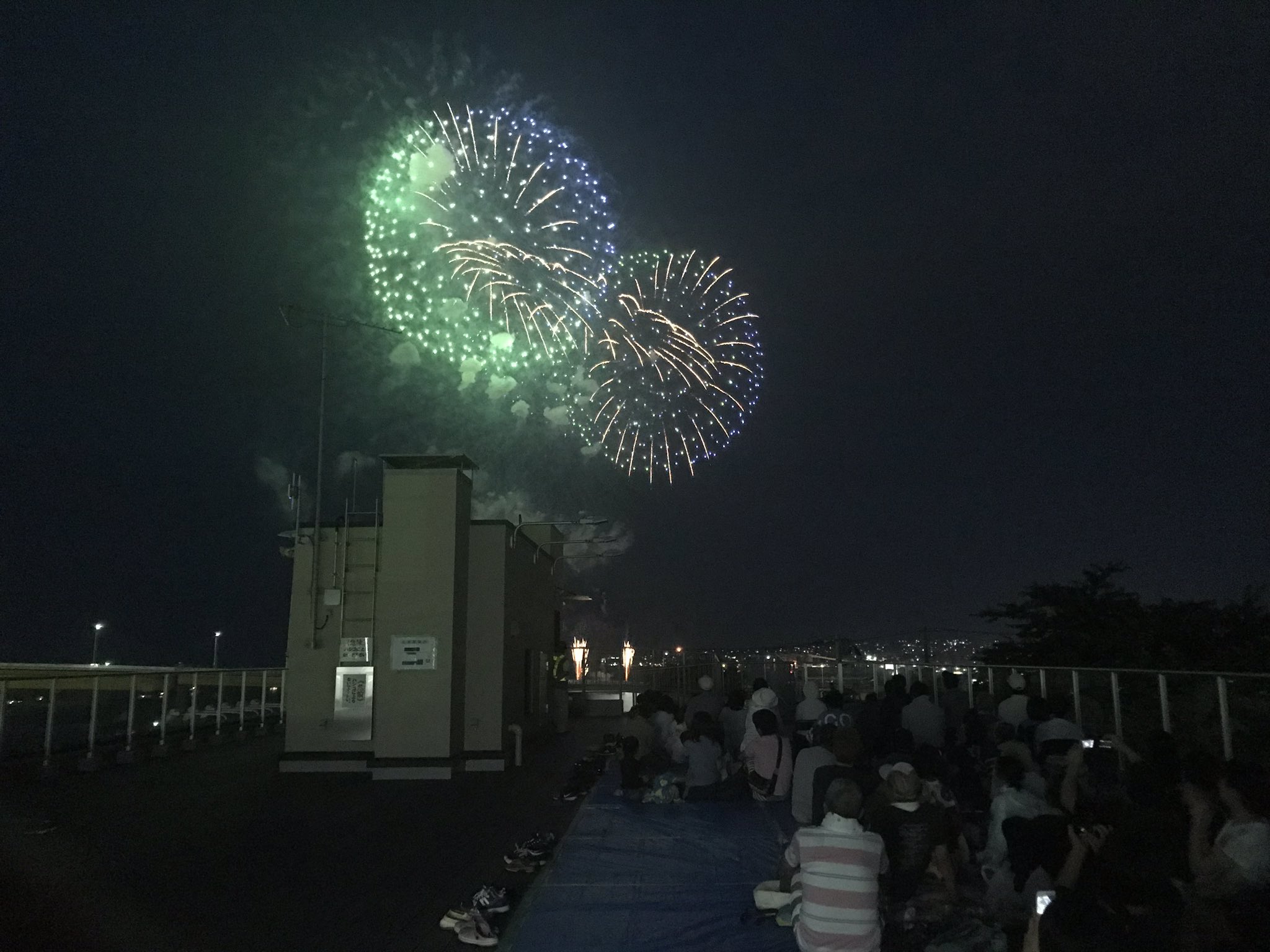 公式 館鼻公園 Al Twitter こんばんは 館鼻公園です 始まりました 八戸花火大会 当選された皆様 みなっ知 屋上で楽しんでいらっしゃって こちらまで楽しくなってしまいます 八戸市 館鼻公園 陸奥湊 八戸花火大会 みなと体験学習館 みなっ知
