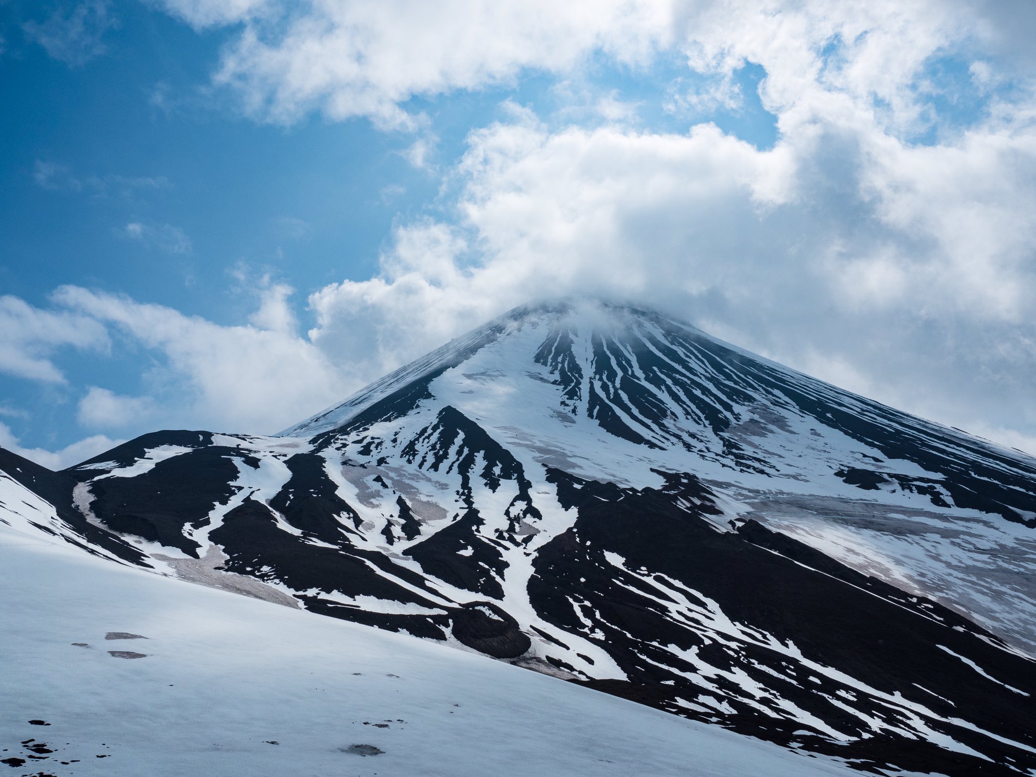 Hms ひろ お盆連休でロシア カムチャッカ半島火山群に登山 トレッキングに行ってきました 真夏でありながら多くの残雪の峰々 氷河と火山が織りなす絶景 人の手が及ばない広大な大地 五感全てで地球のありのままの姿を感じられる素晴らしい経験が出来