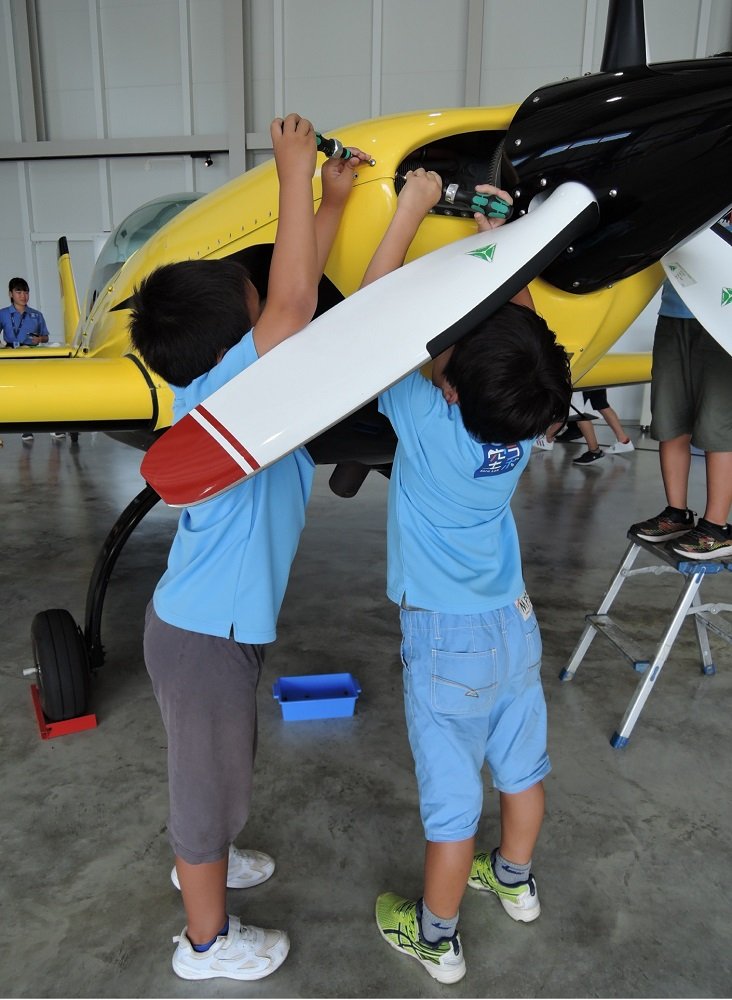 PATHFINDER__JP's tweet photo. 【小学3・4年コース】
研究を続けてきた紙飛行機の形状を選定。曲技飛行専用機と編隊飛行を行うことが目標なので、パイロットに協力を依頼し、飛行のシミュレーションを実施しました。同時に取組む機体の組立も最終段階です。
そして次回おこなう成果発表内容の整理も行いました。#Soralab #PATHFINDER https://t.co/84H9yGO7id