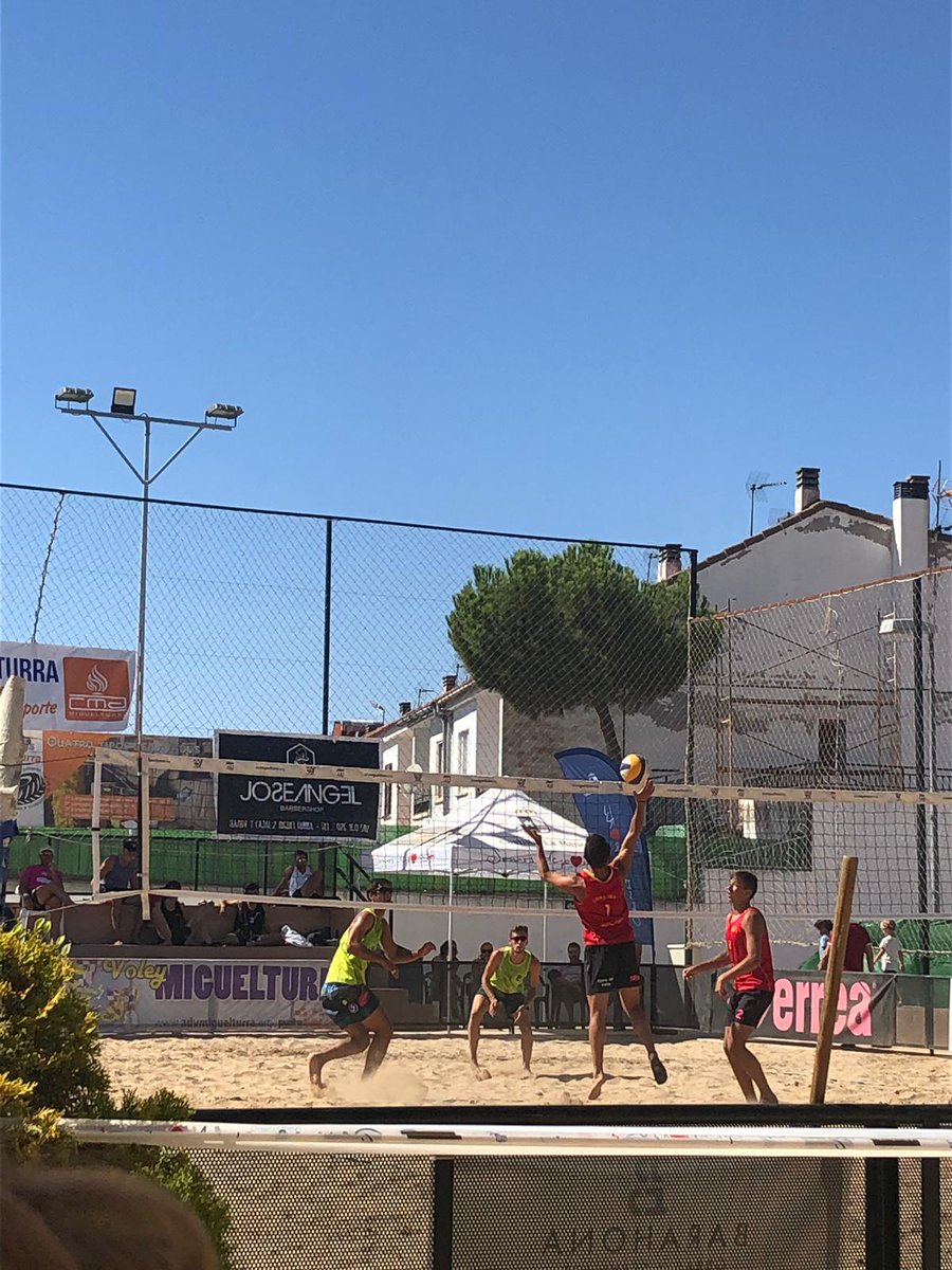 CUARTOS DE FINAL!!
11:30

Costa del Voley/-AND
Extremadura VP/-EXT
21-14;22-24;15-12
