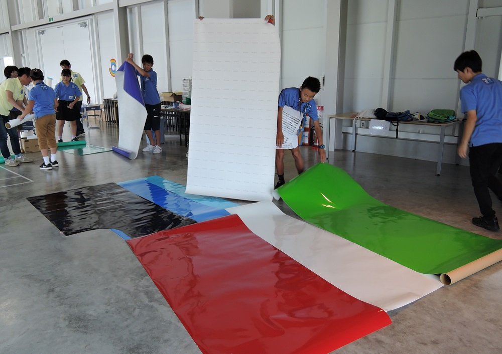PATHFINDER__JP's tweet photo. 【中学1・2年コース】
みんなで決定した機体デザインを大きなシートから切り出す作業からスタート。実際に飛ぶ飛行機への施工をおこないました。
目標はデザインした飛行機を飛ばすことなので、役割分担や演出を議論。その後パイロットと飛行内容の打合せをおこないました。
#Soralab #PATHFINDER https://t.co/OhMlMoD1ER