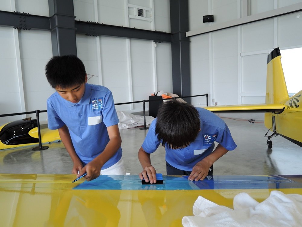 PATHFINDER__JP's tweet photo. 【中学1・2年コース】
みんなで決定した機体デザインを大きなシートから切り出す作業からスタート。実際に飛ぶ飛行機への施工をおこないました。
目標はデザインした飛行機を飛ばすことなので、役割分担や演出を議論。その後パイロットと飛行内容の打合せをおこないました。
#Soralab #PATHFINDER https://t.co/OhMlMoD1ER