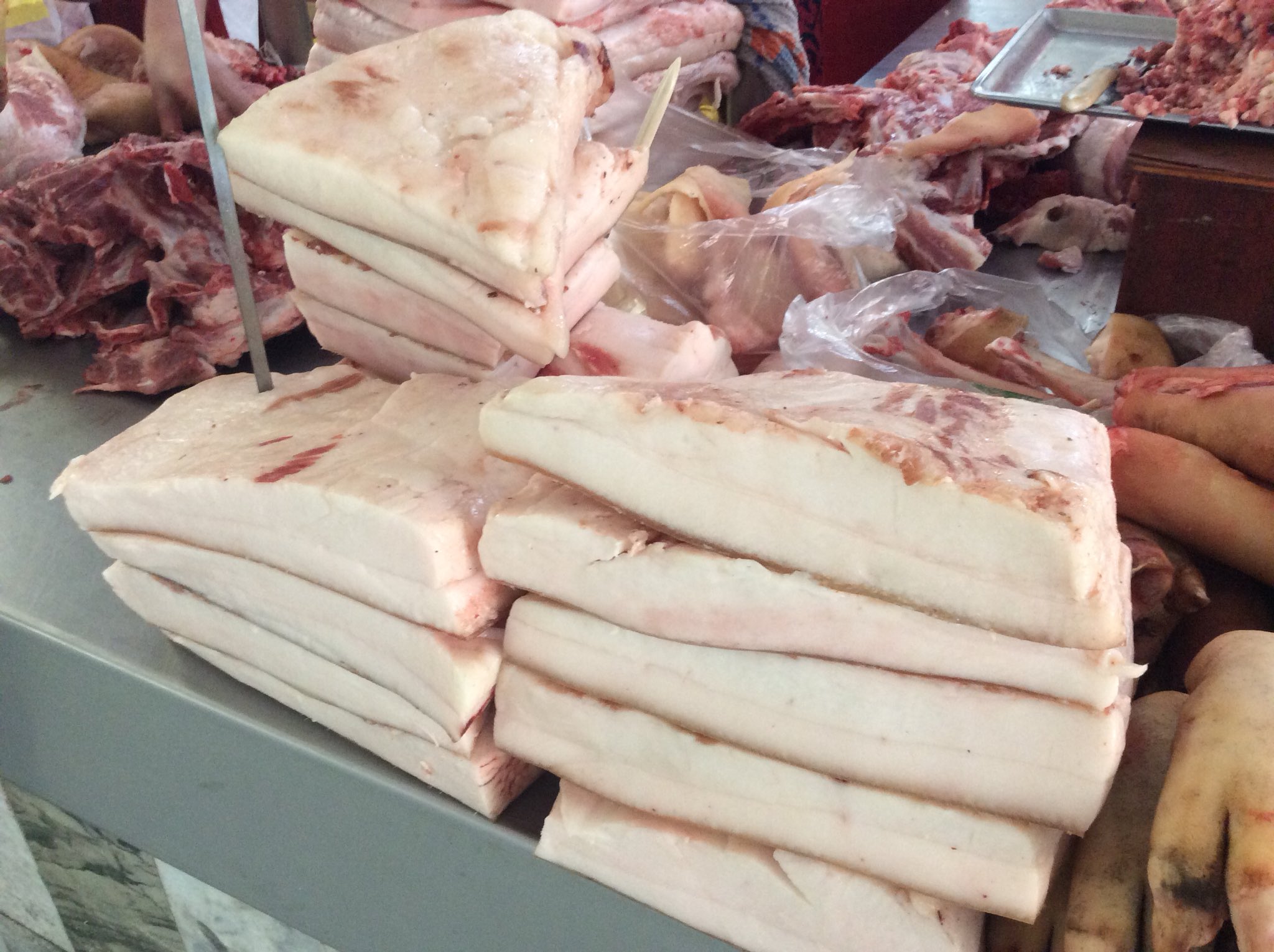 Asako おいしい中央アジア協会代表理事 中央アジアに住むロシア系の人たちが食べるサーロという豚の脂身です 写真はバザールの 豚肉売り場のものです ムスリムは豚肉を食べないので 豚肉売り場は奥の方にひっそりとあります 薄くスライスして黒パンにのせ