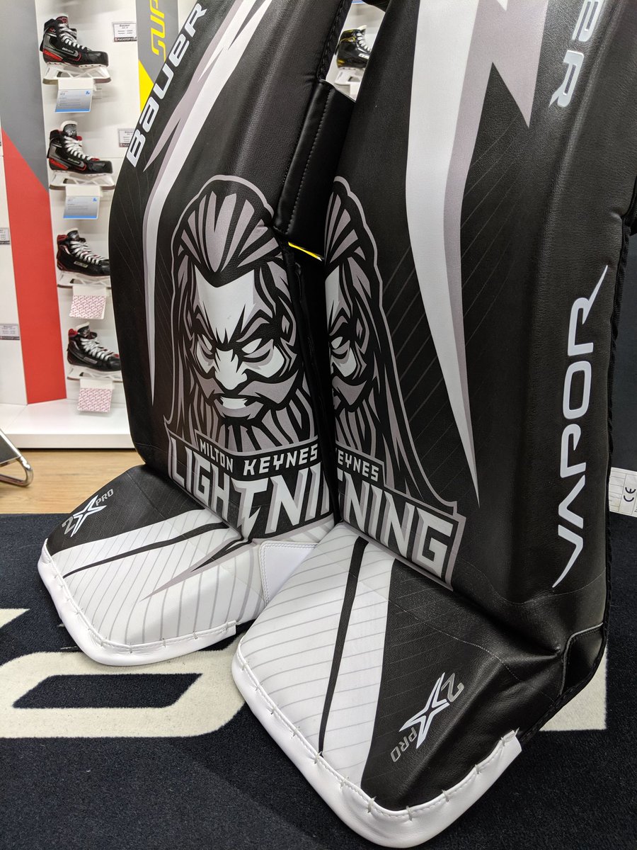 PuckStopUK's tweet photo. Check out @jordan_lawday33 new @MKLightningIHC #Vapor2XPro setup!! ๐๐ We can't wait to see these on the ice! Designed by @alexbirchgoalie โกโกโก https://t.co/MyYF6rGyEe https://t.co/h6zWLVTV2v
