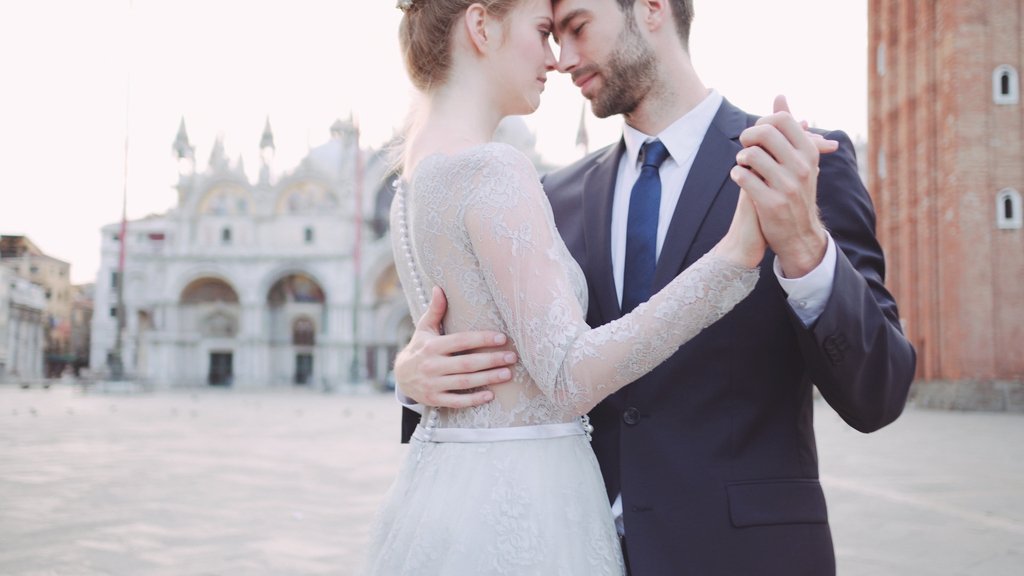 BktFilms's tweet photo. Eloping to Venice and having Piazza San Marco only for you and your loved one @averybelovedwedding @sandraaberg @kempinskivenice @nielyhoetsch @martina.almer.hairart @solainepiccoli #elopement #intimatewedding #elope #loveintentionally #destinationwedding #lookslikefilm https://t.co/B3Hxb4vAW7