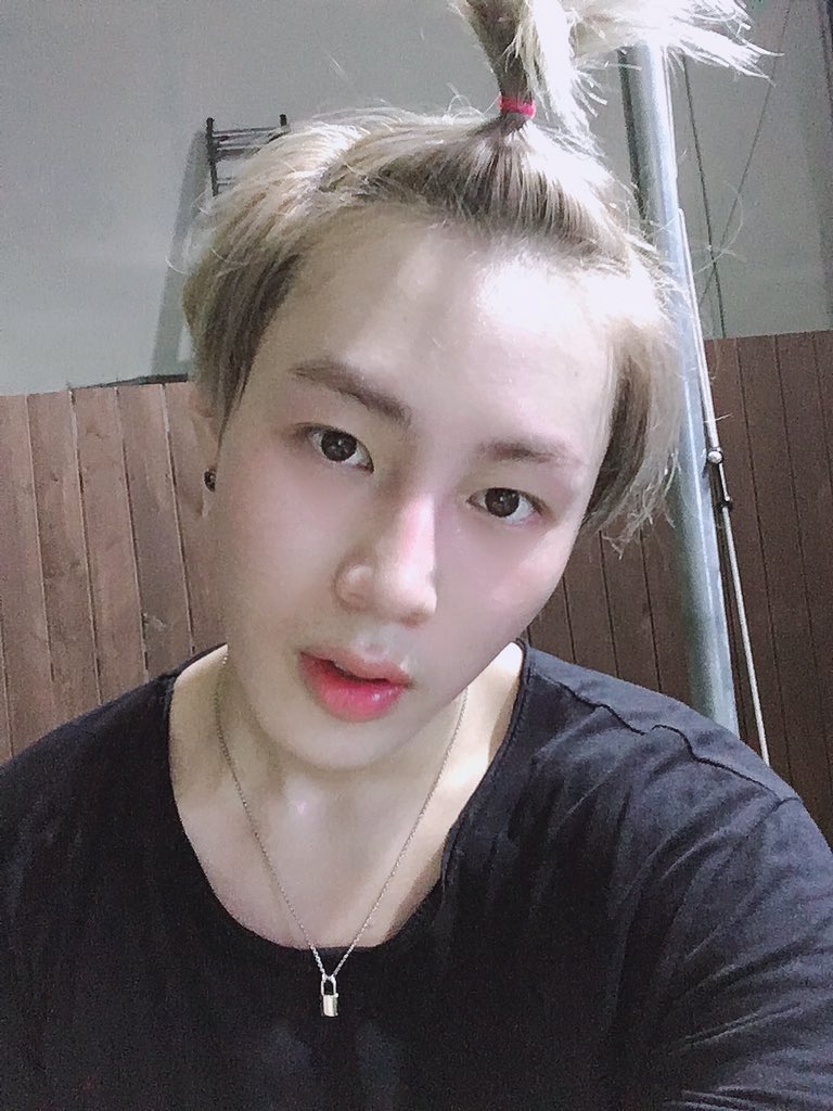 gooreumseng's tweet photo. 하늘이들 뭐해~~~
오빠 오랜만에 축구 했다 몸 좀 풀어봤어ㅎㅎㅎ
#5분뛰고지쳐버림 #이제못해
#하성운 https://t.co/VVXm7YjioC