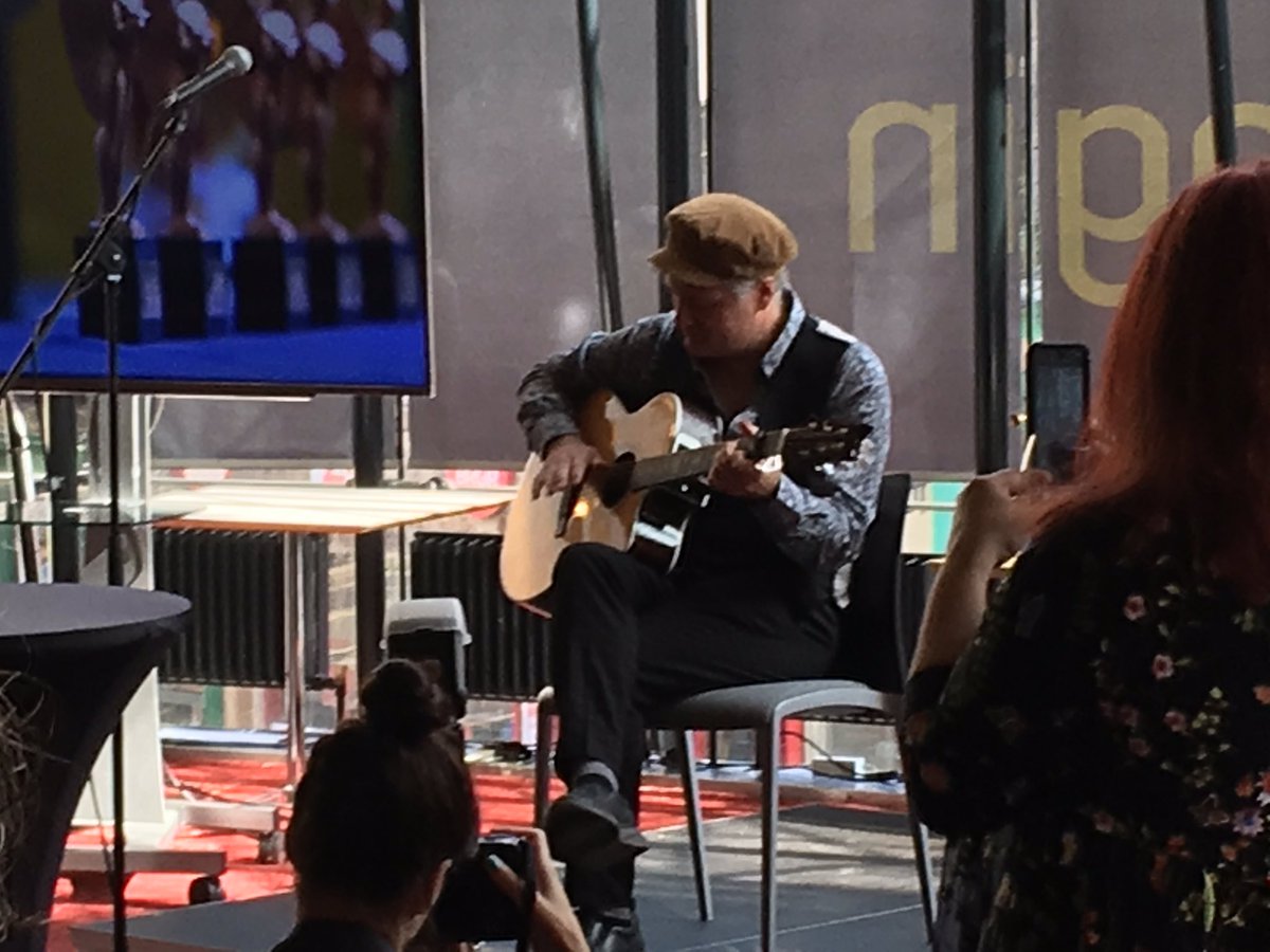 rabjourno's tweet photo. The magnificent Nick Harper plays Anji before being presented with a Herald Angel for his 58 Fordwych Road show at Edinburgh Festival Fringe. #heraldangels @heraldscotland @heraldmagazine https://t.co/M8rVhe9fXe