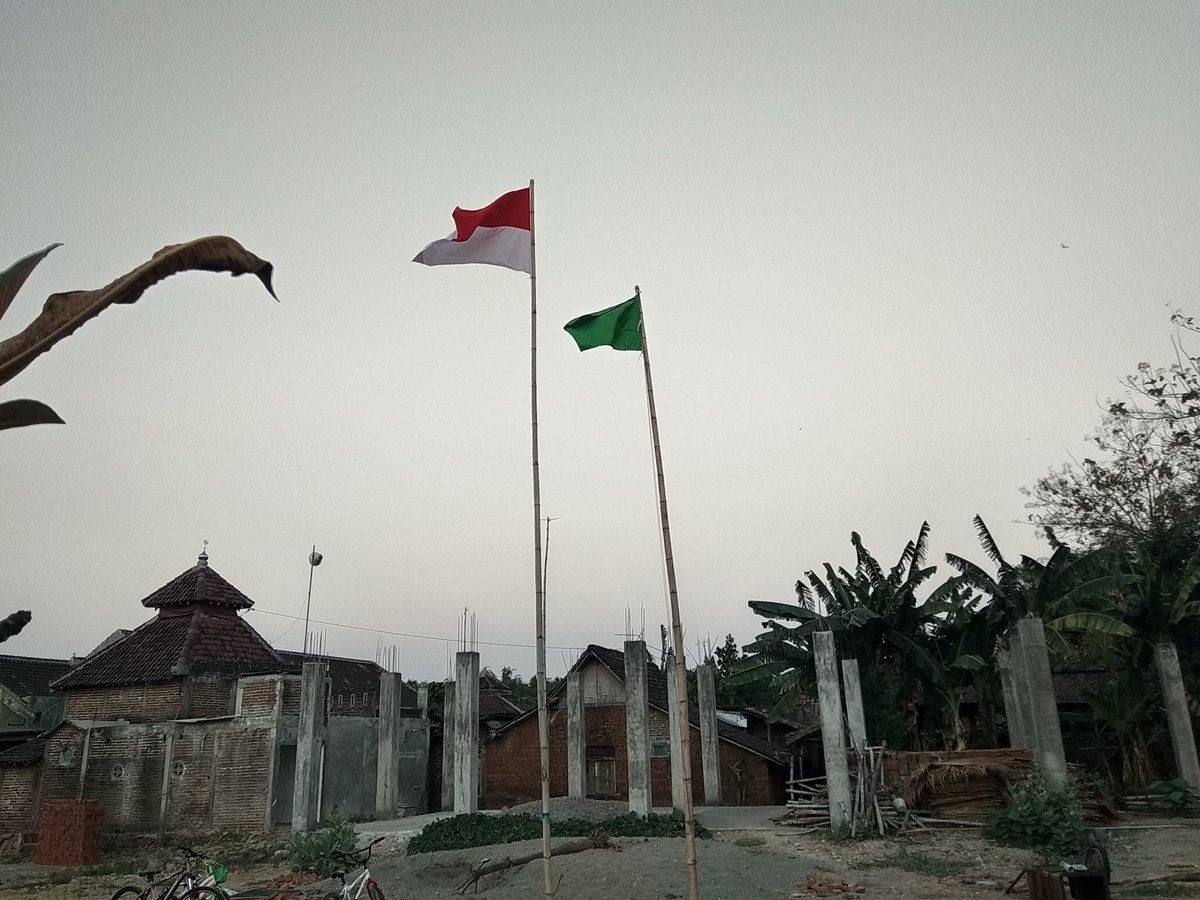 hadstricken's tweet photo. Masang tiang sekaligus naikin Merah Putihnya serasa jadi pendiri bangsa,
awokwokwkwkwk,,
#RI74TH
#RI74 https://t.co/6ZHkWlmlMN