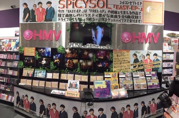 HMV_Utsunomiya's tweet photo. 【#SPiCYSOL】2nd EP「#EASY-EP-」絶賛発売中です‼️🤙🏾HMV宇都宮店のみ開催中の写真展は8/20で終了です🙇‍♂️要チェック‼️さらにSPiCYSOLの商品購入の方には、サイン入り写真パネルが当たる抽選券配付中🥰スタッフお手製のフリーペーパーも配布中です‼️
本当に素敵なバンドです✨是非ご試聴を💿🙆‍♂️ https://t.co/qoeiLjsRBD