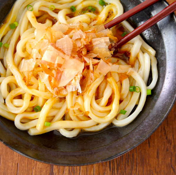 Uzivatel ラク速レシピのゆかり Toroaクリエイティブディレクター Na Twitteru 5分でこの味 これもあっという間にうどん消えてきます レンジで たれ釜玉うどん です 夏のbbqやお家焼肉でたれ余ったらぜひ 冷凍うどん1玉をレンジ加熱 卵1個のせ 焼肉のたれ 3倍