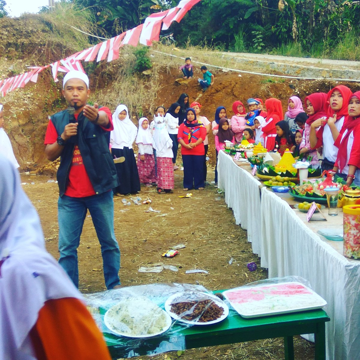 Kemeriahan orang desa dalam kegiatan memperingati #hutkemerdekaanri74