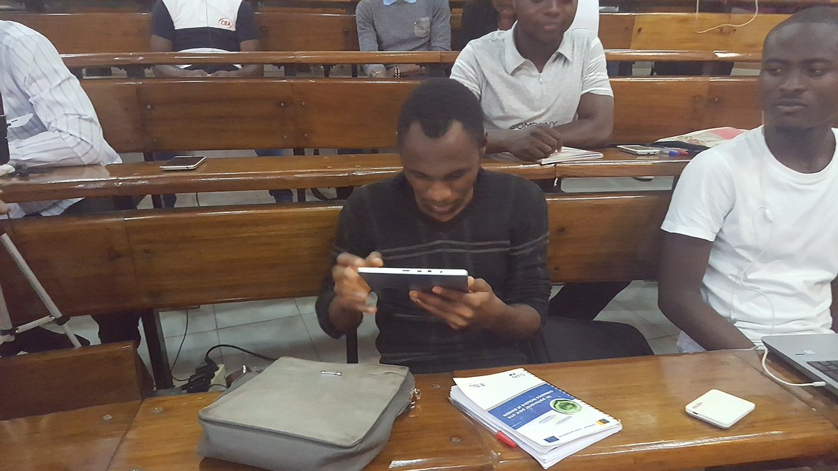 petit_ecolier's tweet photo. Le public présent vote pour le 4e lauréat, le choix du public

#BlogCamp19 
#BlogCampContest https://t.co/CJf8LF3dWH