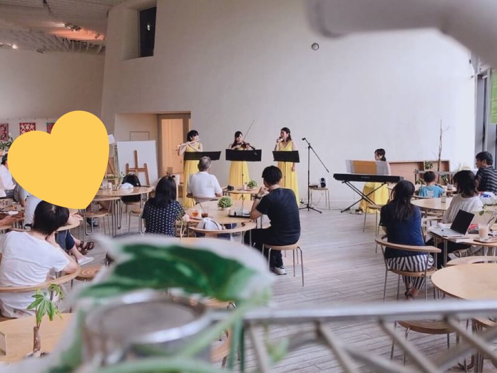 komodool's tweet photo. 今日は昭和記念公園にある花文カフェにてこもどーるのコンサートをさせていただきました🎶
足を止めて聴いてくださった方々が沢山いて嬉しかったです😊
ありがとうございました🍀

久しぶりのお揃い黄色ドレス🌻✨
#昭和記念公園
#コンサート https://t.co/jz8YW6NTN7