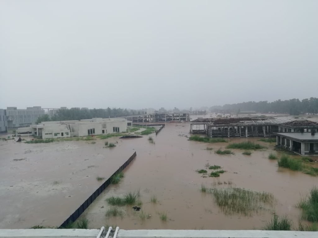 nithinr275's tweet photo. Floods in IIT Ropar, Punjab. The water level is rising and may reach the danger level if the rain continues further. Please look into the matter @narendramodi @PMOIndia @AmitShah @HMOIndia @NDRFHQ @DRupnagar @ppsmcellrupnag1 @capt_amarinder @AmarjitSandoa @ProfChandumajra https://t.co/MZB7hzI6Q8