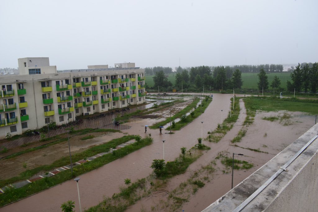 nithinr275's tweet photo. Floods in IIT Ropar, Punjab. The water level is rising and may reach the danger level if the rain continues further. Please look into the matter @narendramodi @PMOIndia @AmitShah @HMOIndia @NDRFHQ @DRupnagar @ppsmcellrupnag1 @capt_amarinder @AmarjitSandoa @ProfChandumajra https://t.co/MZB7hzI6Q8