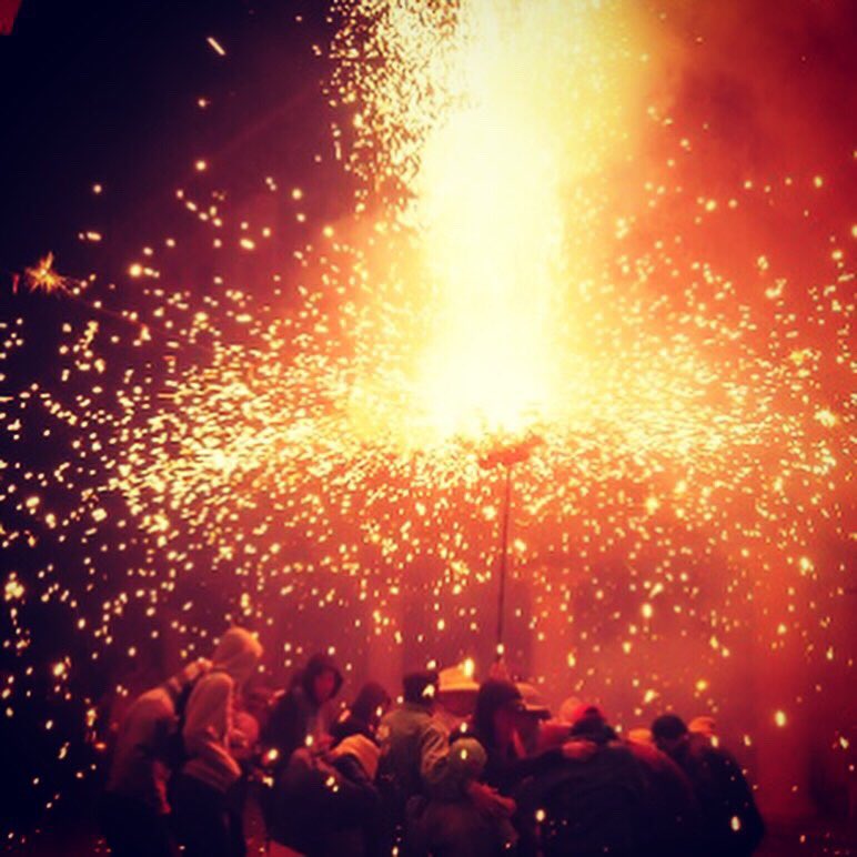 diablesrecerca's tweet photo. Del Cel a l’Infern hi ha una guspira, del dolor al plaer, hi ha un desig de #Llucifer per la seva #Diablessa

#DiablesBorgesBlanques #Fonz #TabalersKids #Correfoc #Diables #Dimonis #CulturaCatalana #SomCultura #DiablesiCorrefocs #SomFoc https://t.co/YODAPB8LRJ
