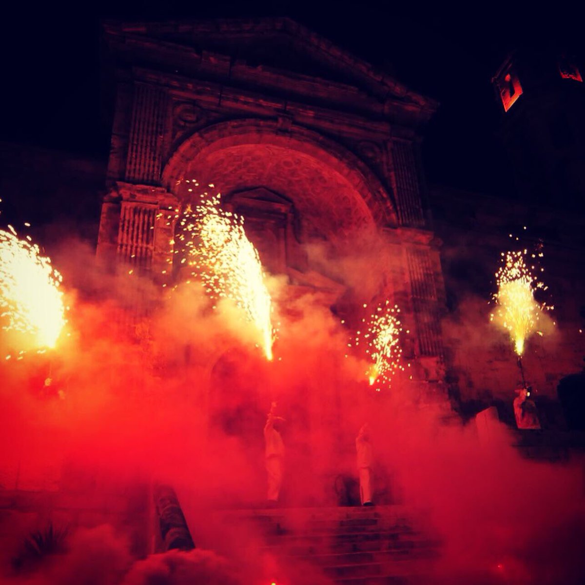 diablesrecerca's tweet photo. Del Cel a l’Infern hi ha una guspira, del dolor al plaer, hi ha un desig de #Llucifer per la seva #Diablessa

#DiablesBorgesBlanques #Fonz #TabalersKids #Correfoc #Diables #Dimonis #CulturaCatalana #SomCultura #DiablesiCorrefocs #SomFoc https://t.co/YODAPB8LRJ