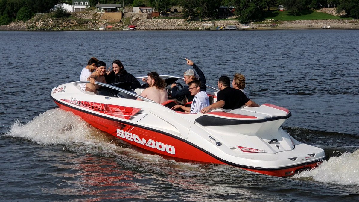 ross_applegarth's tweet photo. @JimmieFootball #chopandcarry How many Jimmies can you fit on a boat? #thehuntuj https://t.co/rOXlVxQCV2
