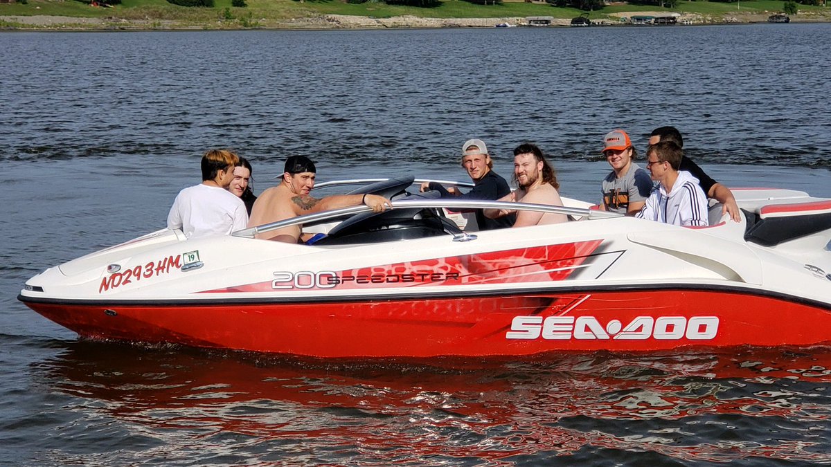 ross_applegarth's tweet photo. @JimmieFootball #chopandcarry How many Jimmies can you fit on a boat? #thehuntuj https://t.co/rOXlVxQCV2
