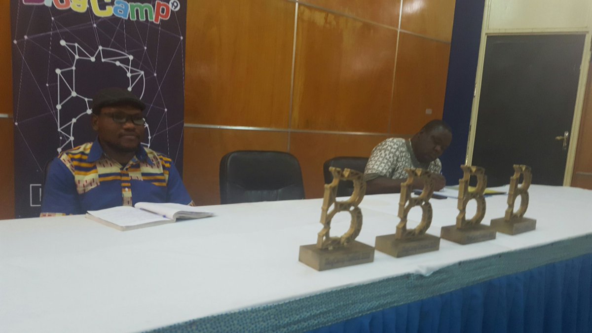 petit_ecolier's tweet photo. Présentation des membres du jury, constitué de 3 membres :

Un blogueur @Sergeobee
Un journaliste @elvismbimba
Un observateur @geugeor

#BlogCamm https://t.co/LLX8NDpfem