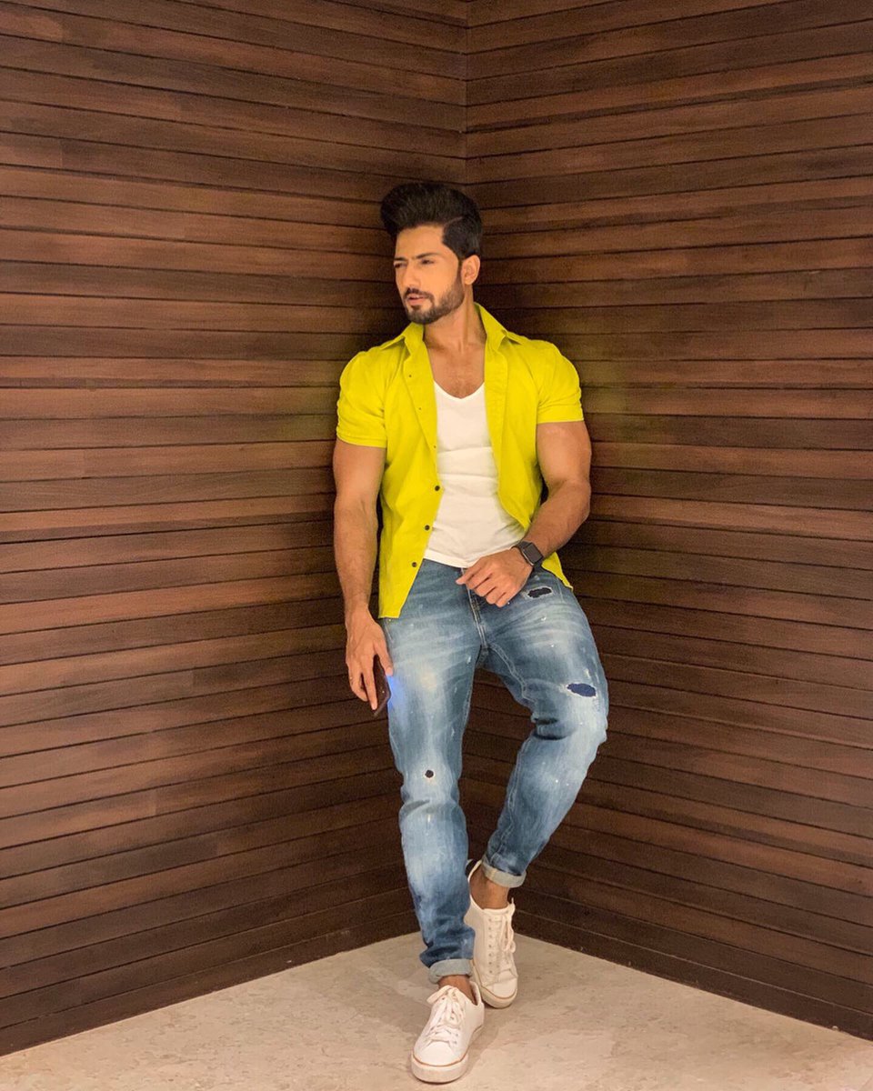RoyRehaan's tweet photo. Wearing 🍋🍋🍋🍋 https://t.co/8rMflrAULi
