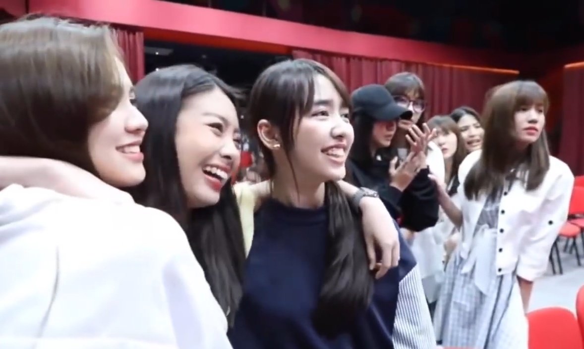 g4vgreen2's tweet image. เมื่อปีที่แล้ว
จะมีเด็กสาวขี้อายคนนึงที่เพิ่งเคยเปิดประสบการณ์เป็นตัวจริงครั้งแรกในซิงก่อนหน้า ยิ้มดีใจกับทุกคนที่มีชื่อเรียกขึ้นเวที เรียงๆมา ถึงคนที่10ก็แล้ว ในใจลึกๆคงหวั่นกลัวในผลลัพธ์เลยฝืนยิ้มกลบเกลื่อน จู่ๆก็มีเสียงติดตลกของจ็อบซังพูดห่วนๆขึ้นมา "เจน!" 
 #JaneBNK48 #BNK48