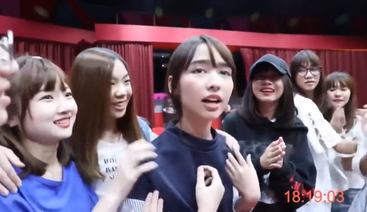 g4vgreen2's tweet image. เมื่อปีที่แล้ว
จะมีเด็กสาวขี้อายคนนึงที่เพิ่งเคยเปิดประสบการณ์เป็นตัวจริงครั้งแรกในซิงก่อนหน้า ยิ้มดีใจกับทุกคนที่มีชื่อเรียกขึ้นเวที เรียงๆมา ถึงคนที่10ก็แล้ว ในใจลึกๆคงหวั่นกลัวในผลลัพธ์เลยฝืนยิ้มกลบเกลื่อน จู่ๆก็มีเสียงติดตลกของจ็อบซังพูดห่วนๆขึ้นมา "เจน!" 
 #JaneBNK48 #BNK48