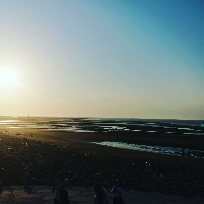 leave6636's tweet photo. 海を見に行く
付き合ってくれてありがとう
-------

最近 いつもNEWSの歌を歌う
This is the SUMMER TIME
夏のまえにキミに逢えたから　
最高の波がきているのさ
-------
海風に当る,海を眺め,気持ち良いヾ(*´∀｀*)ﾉ

#新月沙灘 
#魚鱗天梯
#海天一線 https://t.co/qRtrQLlPzn