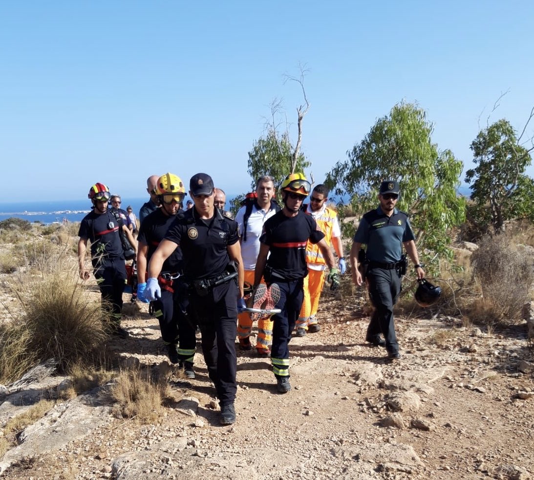 julymed08's tweet photo. Y hablando de equipos... aquí podéis ver cómo las diferentes categorías profesionales tienen un objetivo en común: el paciente.
Justo en el centro de la imagen, rodeado por policía local, bomberos, policía nacional, TES, enfermera y médico, está nuestra razón de ser. @SEMES_ https://t.co/KoRYA2WJew