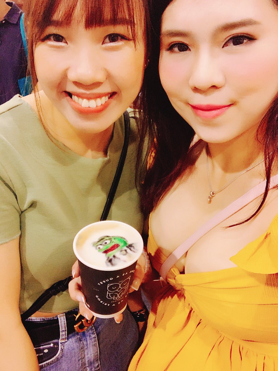 QueeniePolei's tweet photo. Food festival🍑 https://t.co/KkZbSPa0Qa
